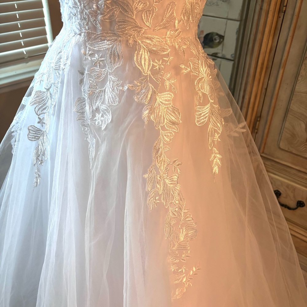 NEW White Wedding Dress, Wedding Dress with Train, Dress with Appliqués, Size LG - Picture 6 of 15